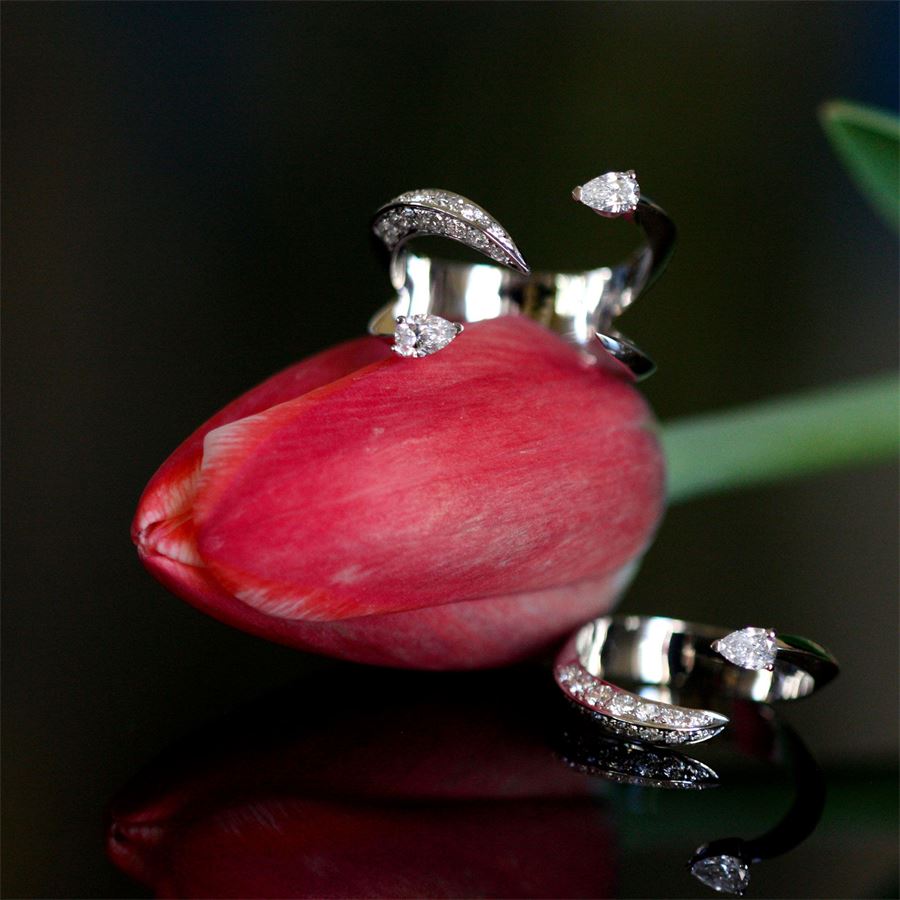 Anello 'Solis' quattro elementi con goccia e pavè SOLIS | AN4 2GC PVAU18B CT.0,34 + 0,30